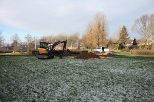Aanleg gemeenschappelijke groente- en beleeftuin bij de Hooghe Camp gestart!